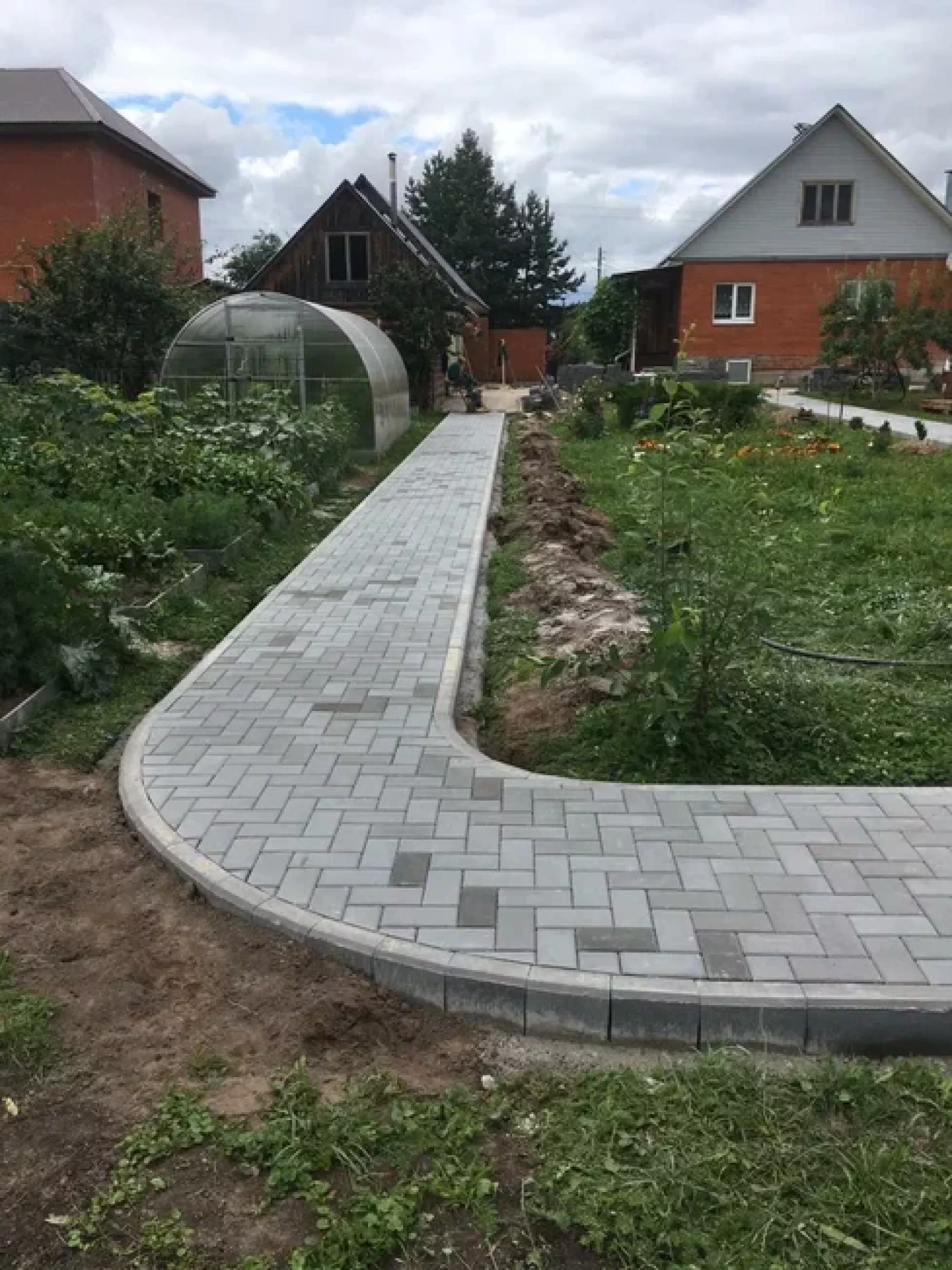 Укладка плитки на дачном участке — фото 1
