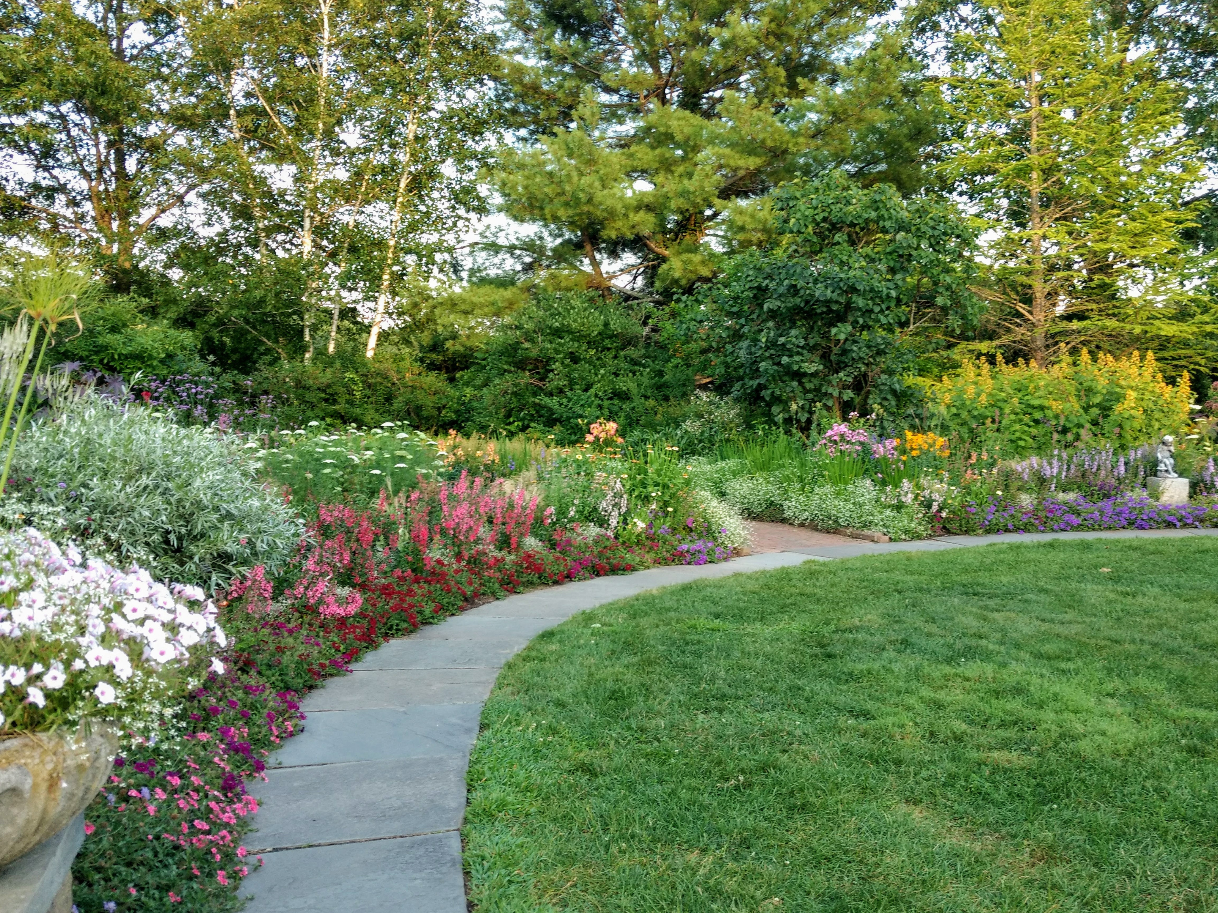 Благоустройство участка частного дома в Орле и Орловской области